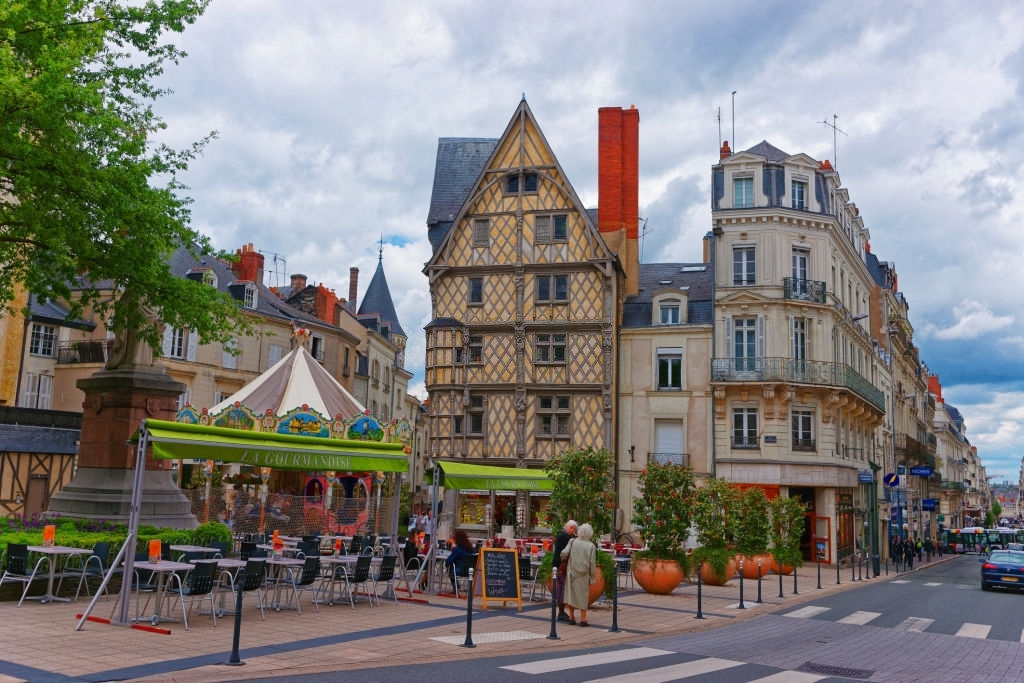 Place Sainte-Croix au centre ville